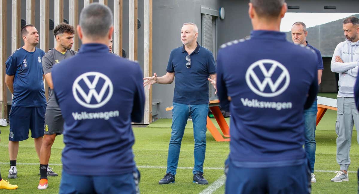 Miguel Ángel Ramírez, durante su visita de este domingo a la plantilla. /UD LAS PALMAS