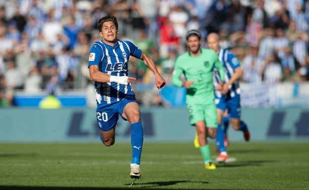 Simeone, en el campo, destrozando al Atlético.  @Alavés