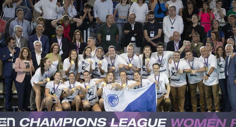 El CN Sabadell, celebrando su séptima Champions en la piscina del CN Barcelona.