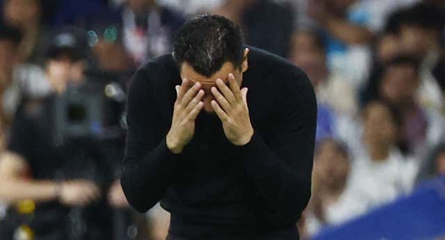 El «¡Xavi, quédate!» del Bernabéu que retrata la caída del Barça en su semana más dolorosa