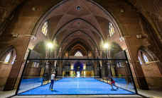 Una pista de pádel donde nunca antes la habías visto, en el claustro de una iglesia