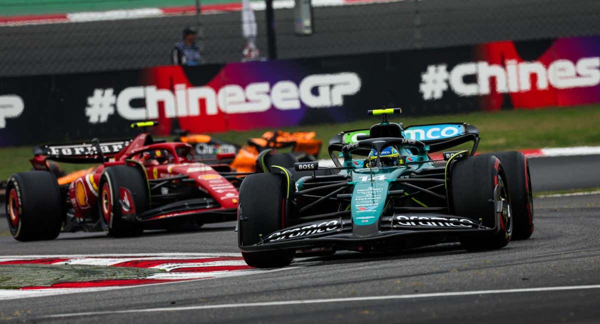 Fernando Alonso y Carlos Sainz durante el Gran Premio de China.