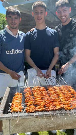 Brahim, Güler y Valverde, en la barbacoa celebrada este lunes.  ARDA GÜLER