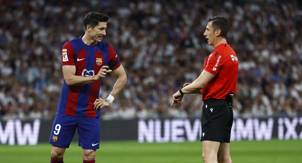 Soto Grado charla con Lewandowski./REUTERS