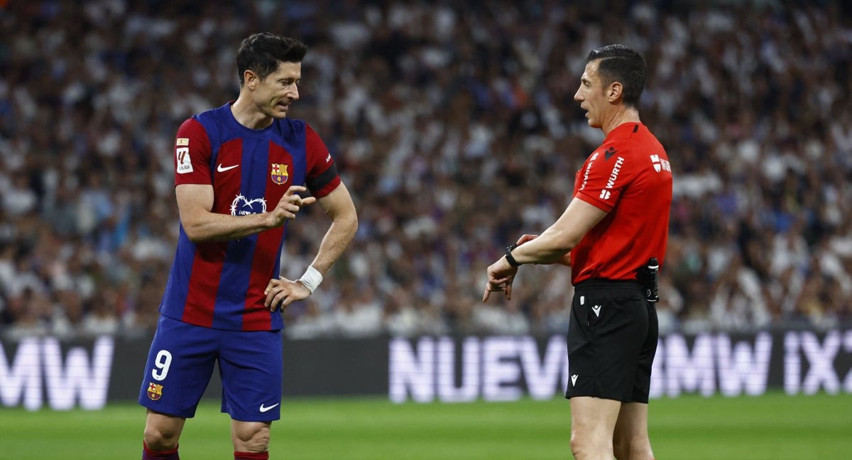 Soto Grado charla con Lewandowski.