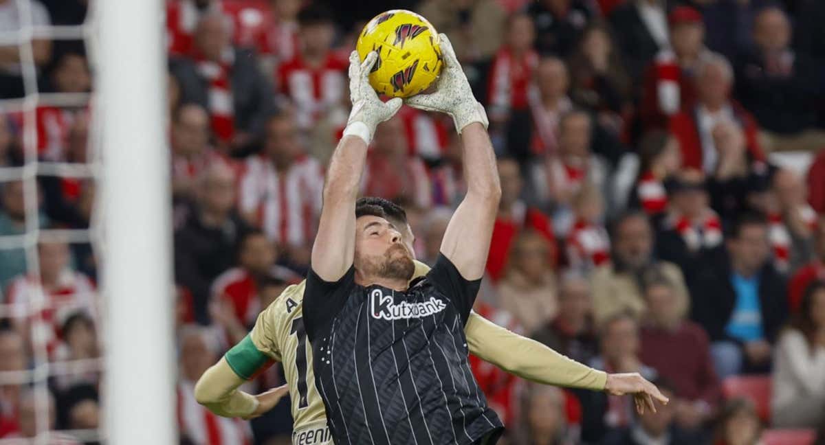 Unai Simón alcanza un balón aéreo en el duelo ante el Granada en San Mamés./EFE