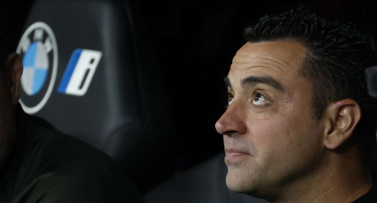 Xavi Hernández, en el banquillo del Bernabéu.