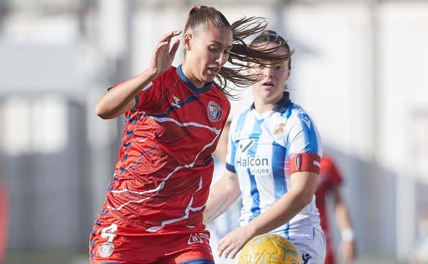 Berta Bou ante la Real Sociedad.  LEVANTE LAS PLANAS