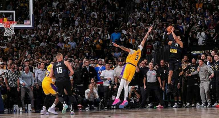 Momento en el que Jamal Murray se levanta para anotar el tiro decisivo.