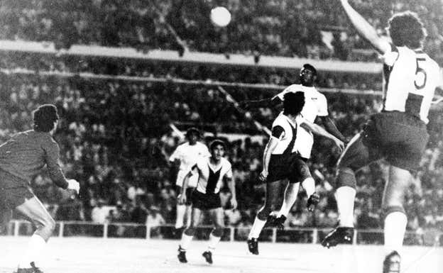 Molinos, en un salto con Pelé.  RCD ESPANYOL