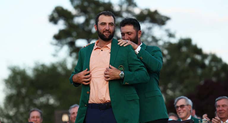 Jon Rahm le pone la chaqueta verde a Scheffler en el último Masters de Augusta.