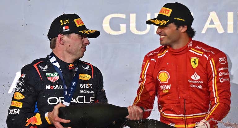 Max Verstappen, en el podio junto a Carlos Sainz.