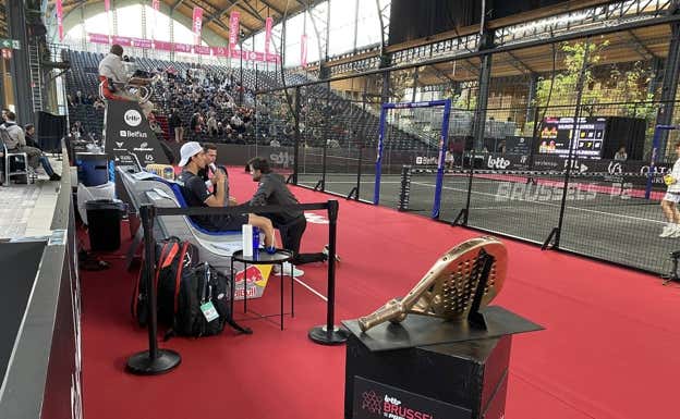 Lebrón y Paquito reciben instrucciones de su entrenador Rodri Ovide en el Premier Padel de Bruselas.  RELEVO