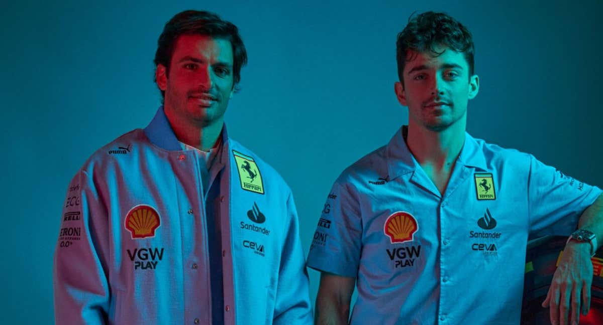 Carlos Sainz y Charles Leclerc posan con el uniforme azul que lucirán en Miami./Twitter @ScuderiaFerrari