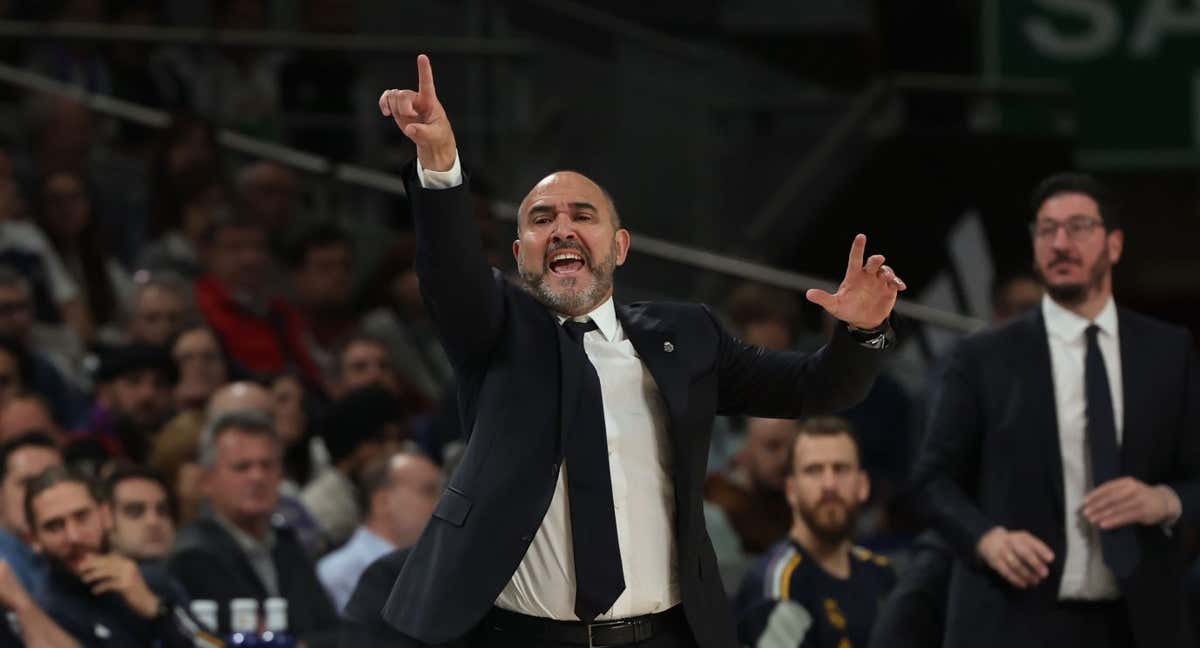 Chus Mateo da instrucciones a sus jugadores durante el primer partido ante el Baskonia./Efe