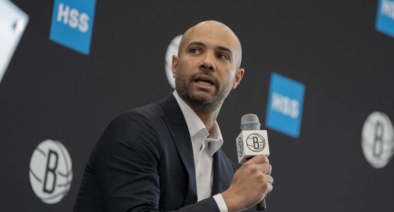 Jordi Fernández durante su presentación como entrenador jefe de los Nets.