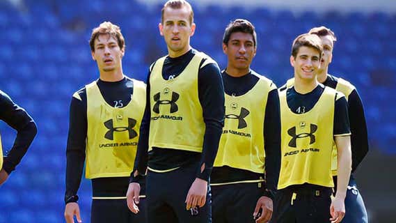 Cristian Ceballos (a la derecha) en un entrenamiento del Tottenham con Harry Kane./@SpursOfficial