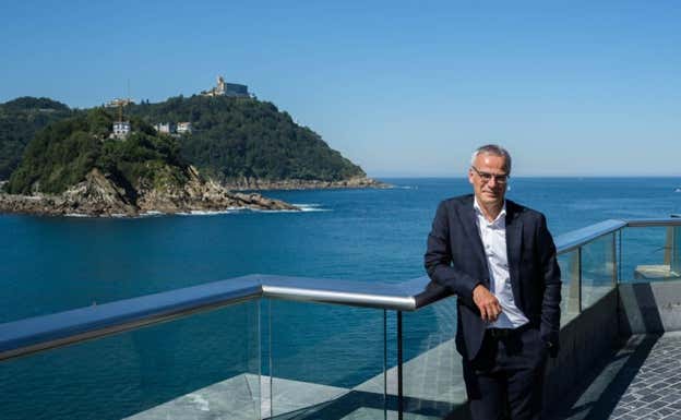 Manu Díaz posa en Donosti con el Mar Cantábrico al fondo.  DV