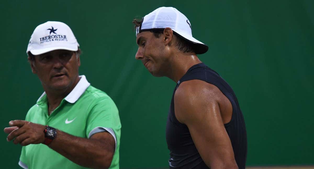 Rafa Nadal durante un entrenamiento con su tío Toni en 2016./AFP