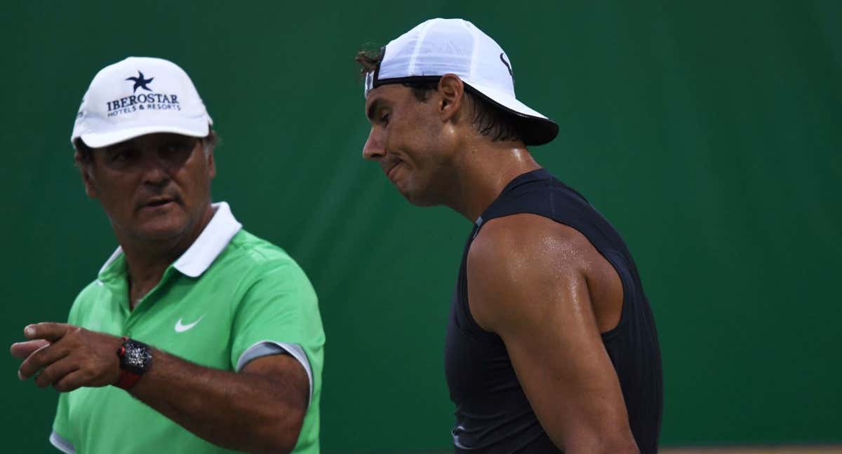 Rafa Nadal durante un entrenamiento con su tío Toni en 2016.