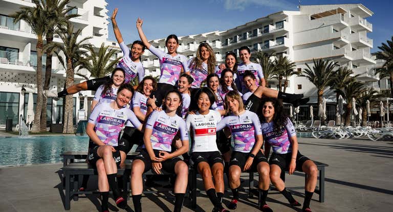 La plantilla del equipo Laboral Kutxa de la Fundación Euskadi, en el Hotel Cap Negret de Altea.