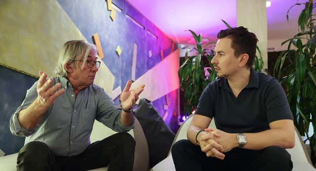 En la barra con Jorge Lorenzo: «El deporte en teoría te hace más saludable y no es el caso de los motoristas: uno va cojo, a mí me falta media falange…»