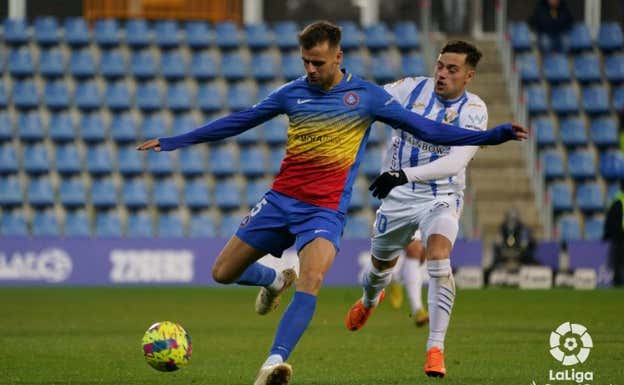 Adrià Vilanova, en un partido con el Andorra.  LaLiga