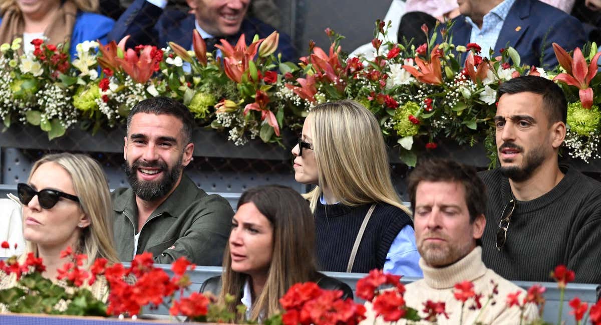 Carvajal y Joselu, entre los asistentes al partido. /EFE