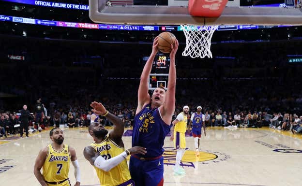 Nikola Jokic es la criptonita de los Lakers. EFE