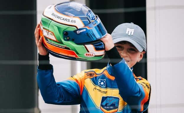 Bosco Arias, sujetando su casco.  RELEVO