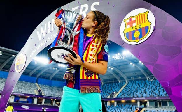 Alexia besando la primera Champions.  FC BARCELONA