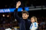 Lluvia de cariño para una leyenda como David Silva