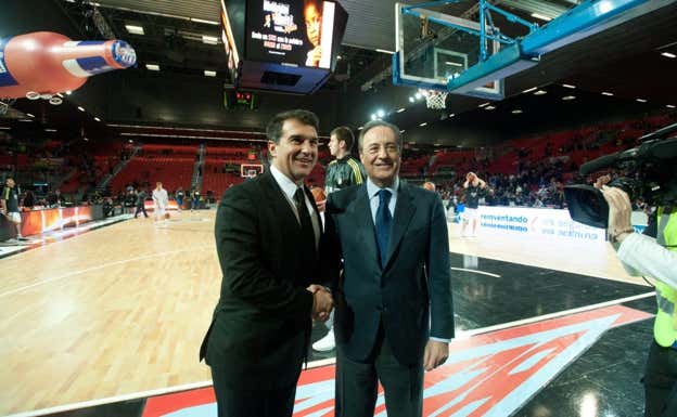 Laporta y Florentino, antes de un partido de baloncesto.  AGENCIAS