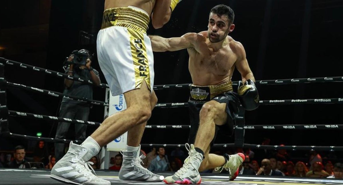 José Quiles golpea a su oponente en su combate anterior en las IBA Pro.