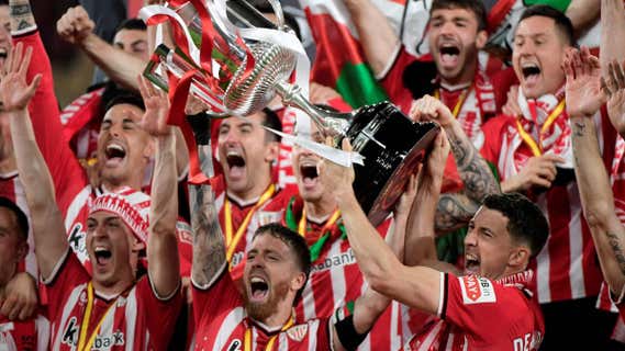 Iker Muniain levanta la Copa del Rey junto a De Marcos y sus compañeros rojiblancos./AFP