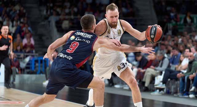 Dzanan Musa y el susto por un golpe en la nuez que lo ‘sacó’ del partido ante Baskonia