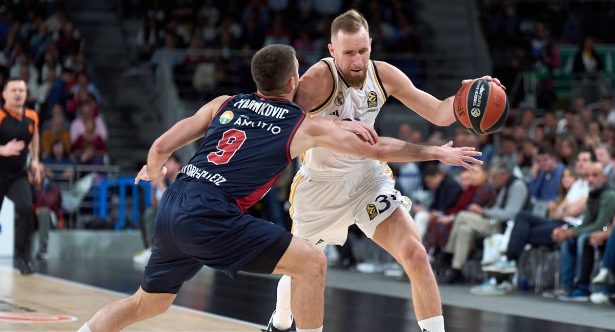 Dzanan Musa en pleno duelo con Vanja Marinkovic.