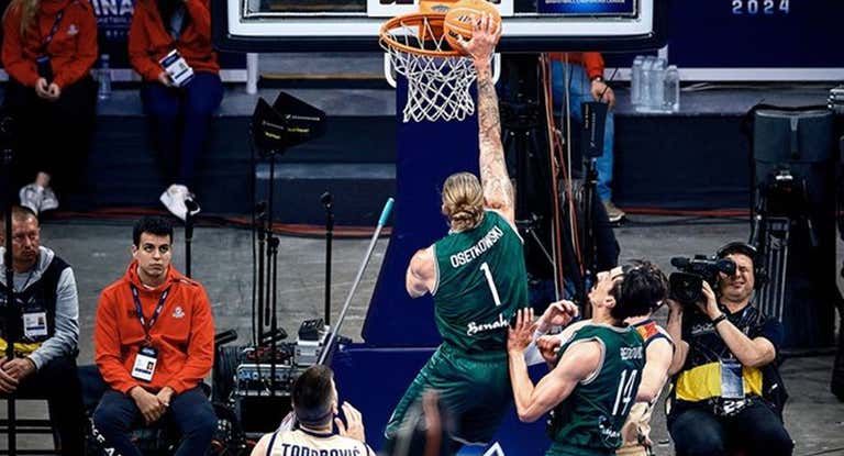 Un mate de Osetkowski durante el duelo ante UCAM Murcia.