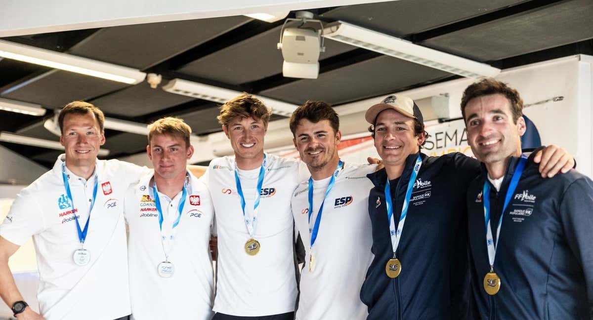 Florian Trittel y Diego Botín, en el centro, posan con los otros medallistas en 49er en Hyères.