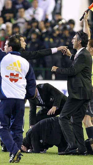 Juande Ramos, en el suelo, tras recibir un botellazo en el derbi.