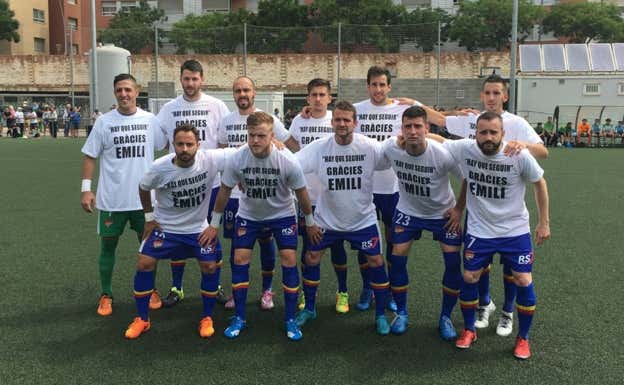 Homenaje de los jugadores del Andorra a Emili Vicente en el campo del Sants.  JORDI MESTRES