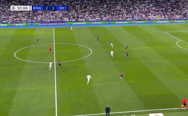El Real Madrid logra superar la presión conectando con Carvajal, que se ha desmarcado hacia la posición de delantero centro.  WYSCOUT