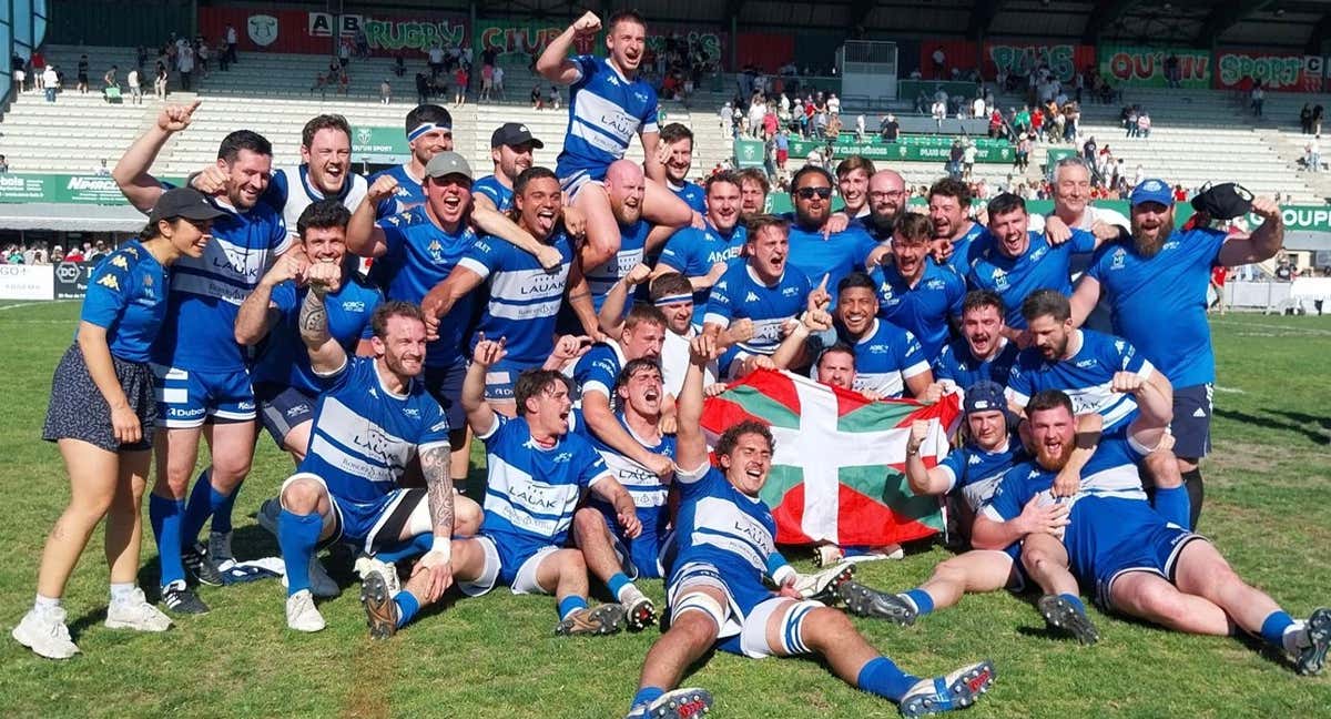 Equipo de Anglet tras ganar en Nimes.