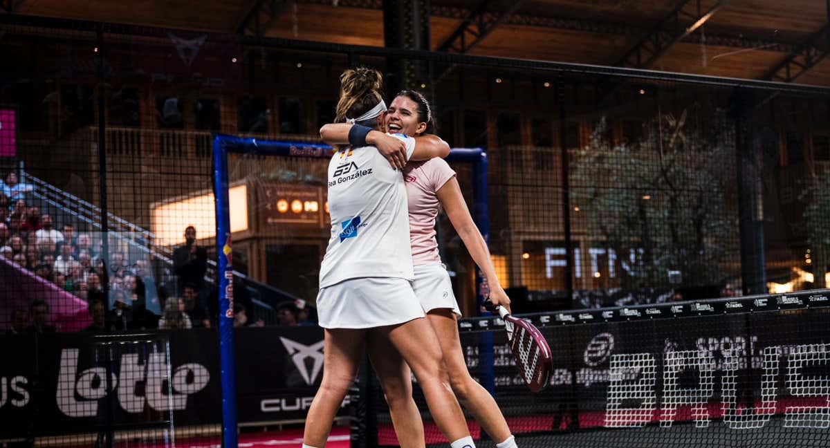 Bea y Delfi celebran una victoria en Bruselas./PREMIER PADEL