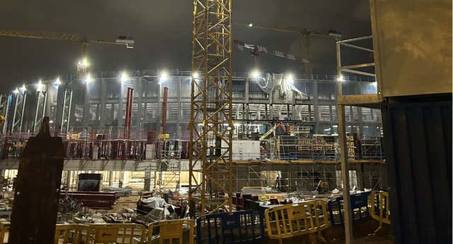 Una noche en las silenciosas obras del Camp Nou donde retumban los cánticos y los tambores del Palau