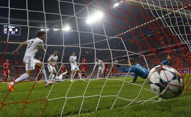 Uno de los dos goles que Sergio Ramos anotó al Bayern de Múnich.  Reuters