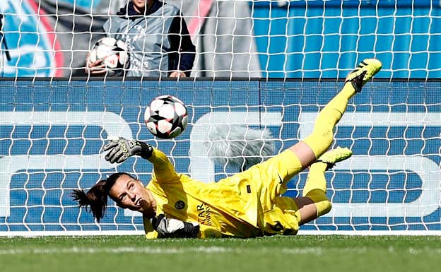 Picaud deteniendo un balón.  REUTERS