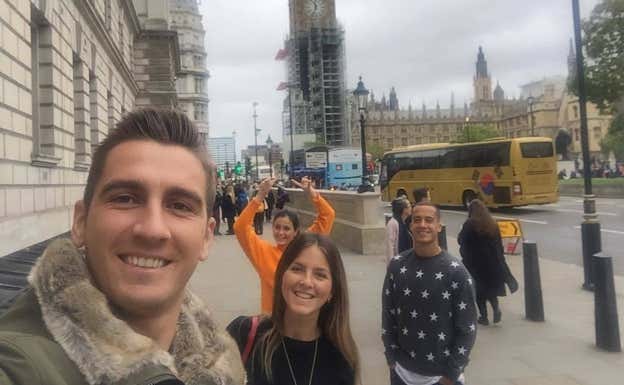 Andrés Prieto, de vacaciones en Londres junto a Lucas y sus parejas.  INSTAGRAM