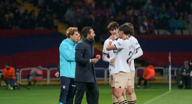 El Valencia no entiende el criterio arbitral en Montjuic: «Era fuera de juego, te deja descolocado»