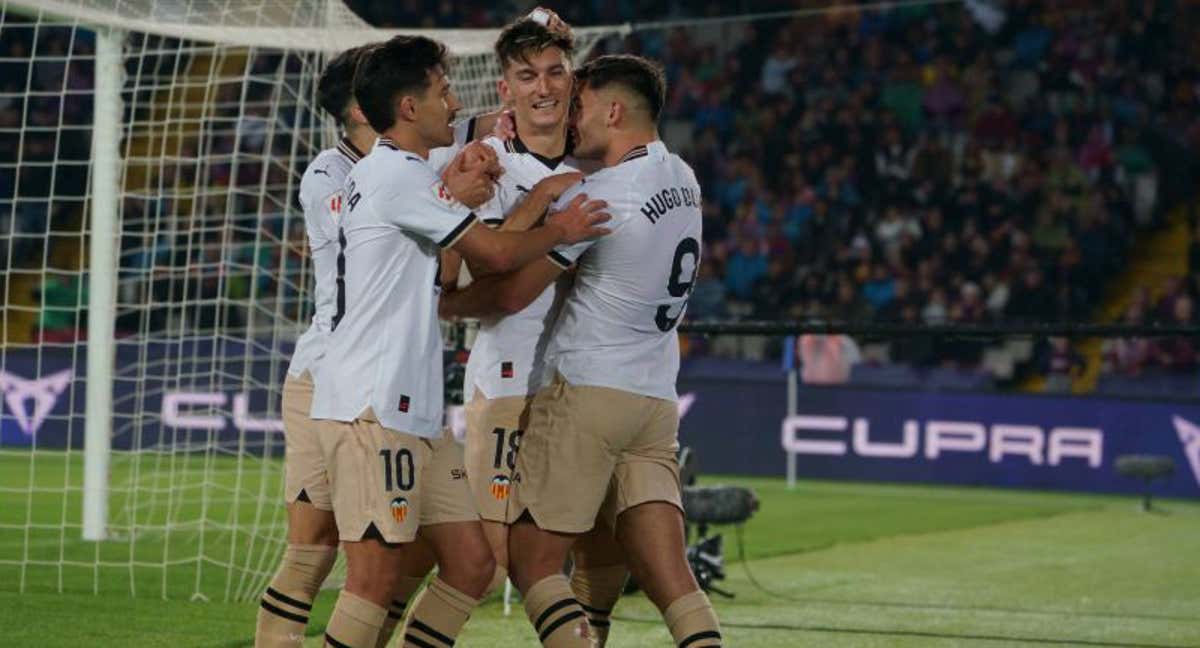 Los jugadores del Valencia se abrazan.